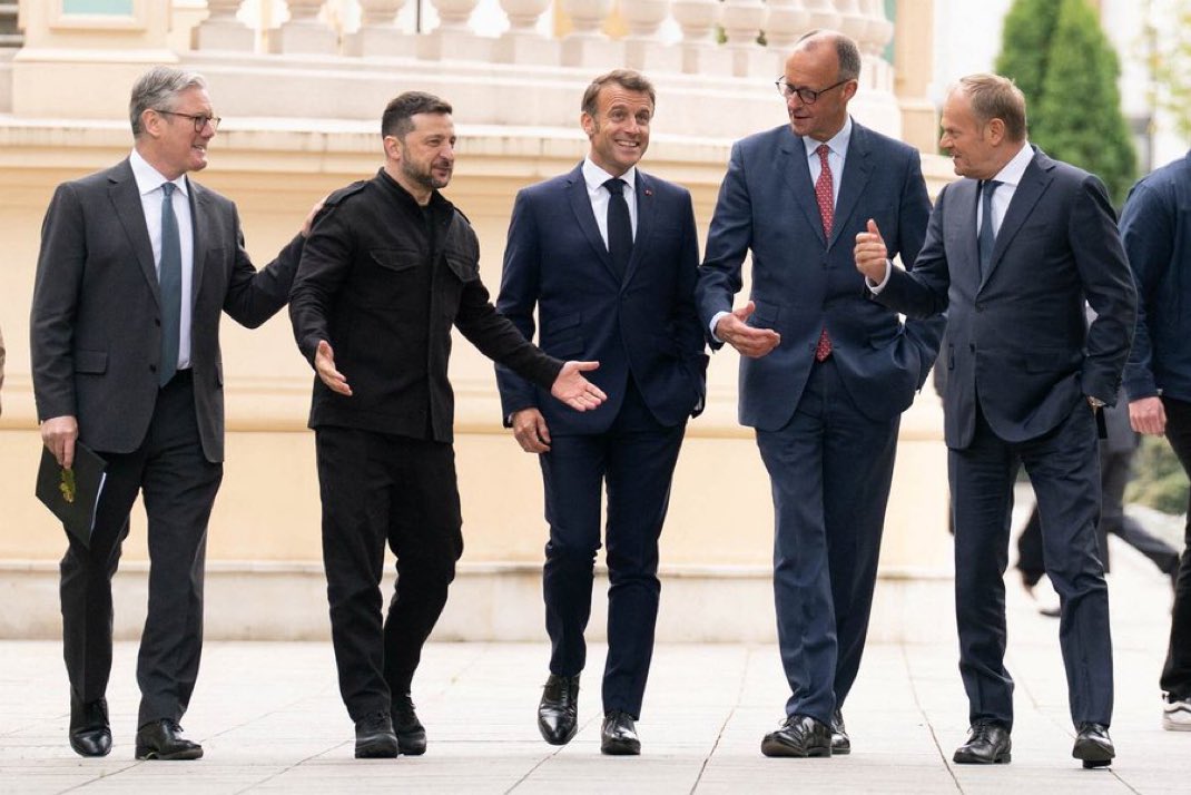 Joetke • Joetke's Hub (@joetke) on Twitter photo #Ukraine Stooges #Trump invited... (FR) Comment ces clowns IMPUISSANTS MAIS BAVARDS ont-ils pu être élus? La démocratie est vraiment MORTE et enterrée mais les peuples peu respectés par leurs élus, sont devenus non respectables.🤡#Tusk #MacronLaHonte <a href="/Keir_Starmer/">Keir Starmer</a> <a href="/_FriedrichMerz/">Friedrich Merz</a> #Ukraine Stooges #Trump invited... (FR) Comment ces clowns IMPUISSANTS MAIS BAVARDS ont-ils pu être élus? La démocratie est vraiment MORTE et enterrée mais les peuples peu respectés par leurs élus, sont devenus non respectables.🤡#Tusk #MacronLaHonte <a href="/Keir_Starmer/">Keir Starmer</a> <a href="/_FriedrichMerz/">Friedrich Merz</a>