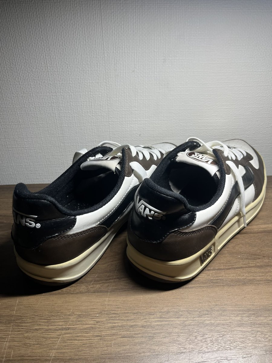 wm_10aa's tweet photo. また買ってしまった…
見たことないデザインだったし靴底のvansの文字が古いvansの書体だったので即購入😆
色合いとかシューレースタグとかが最高すぎる🤩
靴底がボーリングシューズ並みに硬すぎるのでそこはちょっと履きにくいかな💦
紐変えたけどいい感じ👍
#vans #oldvans https://t.co/1wHeEdIqzK