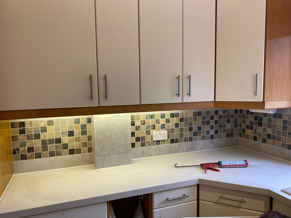 Jackman4Worktop's tweet photo. Maia Beige Sparkle seamless worktops installed in a kitchen near Orpington recently. https://t.co/QmBIorkt3t
