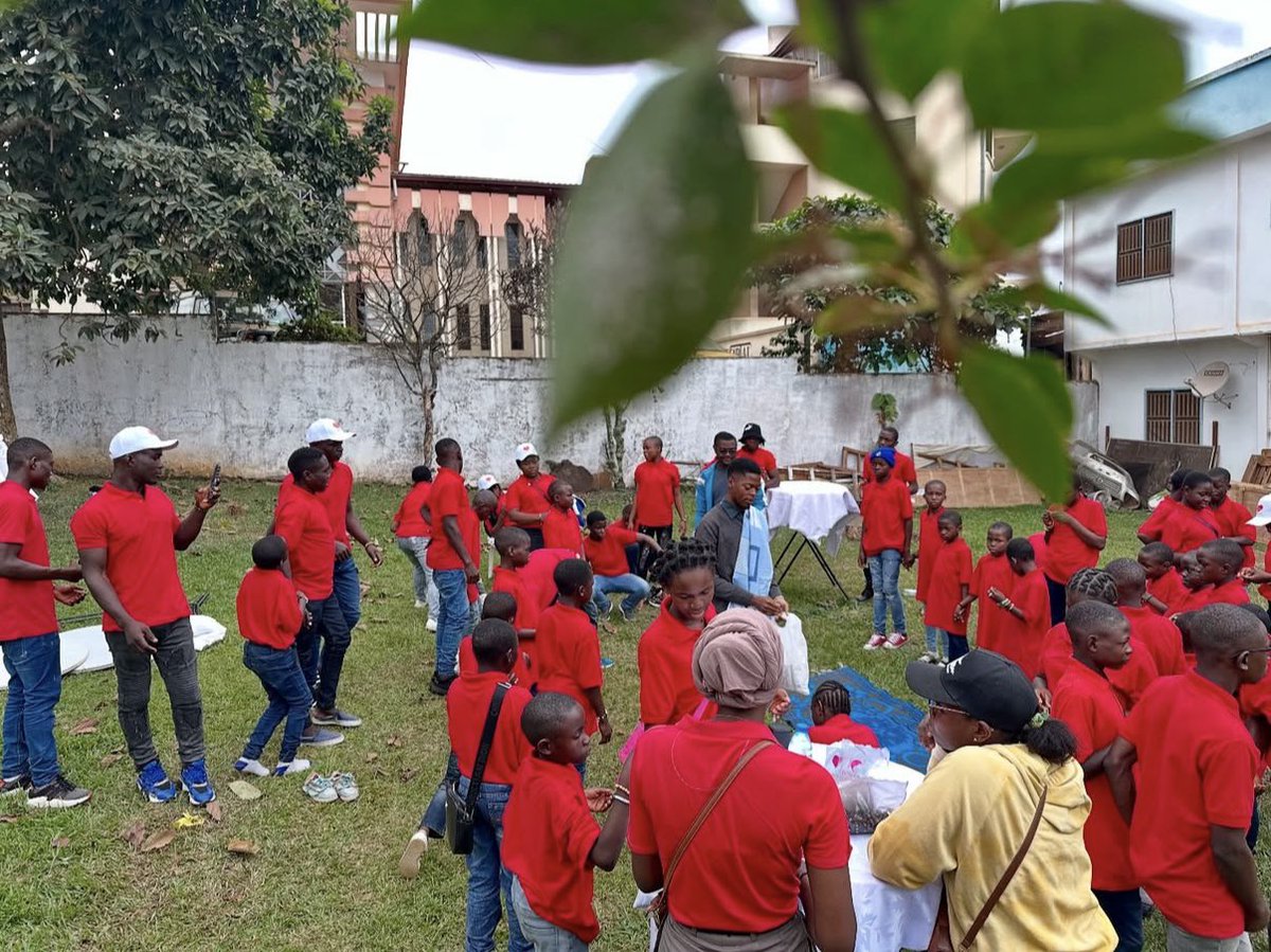 hope_cmr's tweet photo. 🔙 3 mois, 3 actions, 1 objectif : agir pour la solidarité. Découvrez nos dernières initiatives. ⤵️

1 - journée de sensibilisation à l’autisme 
2- tournoi de foot caritatif 
3- ateliers d’initiation et cours de secourisme 

🔜 Plusieurs projets à venir ! 😉

#asso #solidarite https://t.co/S59Ei7WgYC