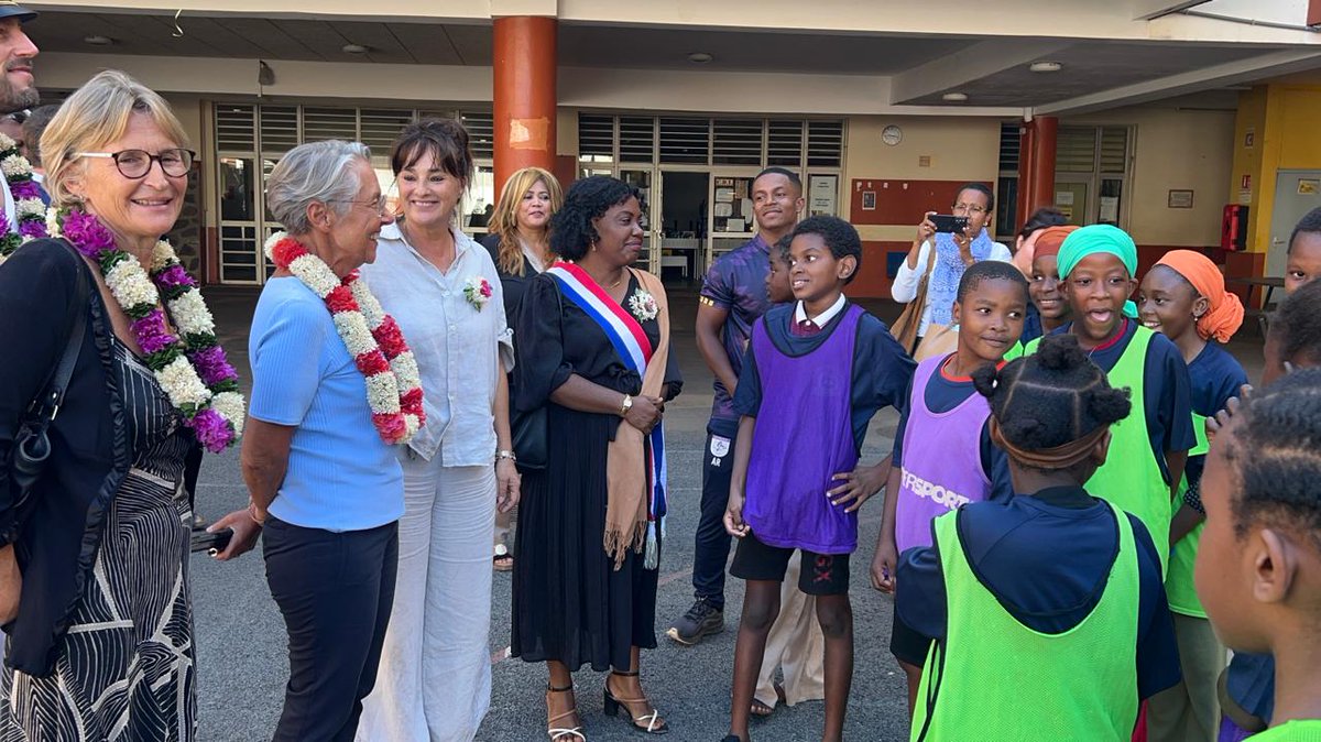 linfokwezi's tweet photo. Six agents de #sécurité manifestent au #rectorat Mayotte, sans salaire depuis 6 mois, dénonçant la #CADEMA et une détresse sociale grandissante : https://t.co/P819SodnCE
#mayotte #followers #education https://t.co/FEwdm8mBKe