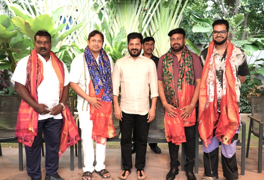 TelanganaCMO's tweet photo. భార‌తీయ సినిమా నిర్మాణానికి కేంద్రంగా హైద‌రాబాద్‌ను నిల‌పాల‌ని ముఖ్య‌మంత్రి శ్రీ @revanth_anumula గారు అన్నారు. సినిమా రంగానికి ప్రోత్సాహాకానికి అవ‌స‌ర‌మైన చేయూత‌ను అందిస్తామ‌ని తెలిపారు. 71 వ జాతీయ చలన చిత్ర అవార్డుల్లో వివిధ విభాగాల్లో ఎంపికైన సినీ ప్ర‌ముఖులు ముఖ్య‌మంత్రి గారిని జూబ్లీహిల్స్‌లోని వారి నివాసంలో మ‌ర్యాద‌ పూర్వ‌కంగా క‌లిశారు.

📽️సినిమా ప‌రిశ్ర‌మ ఎదుర్కొంటున్న స‌వాళ్ల‌ను సినీ ప్ర‌ముఖులు ఈ సందర్భంగా ముఖ్య‌మంత్రి గారి దృష్టికి తీసుకొచ్చారు. హైదరాబాద్‌లో సినిమా రంగ అభివృద్ధికి ప్రభుత్వం అన్ని విధాలుగా సహకారం అందిస్తుందని చెప్పారు. ఈ సందర్భంగా అవార్డు గ్రహీతలకు ముఖ్యమంత్రి గారు అభినందనలు తెలియజేశారు.

📽️అవార్డు గ్ర‌హీత‌లైన భ‌గ‌వంత్ కేస‌రి సినిమా డైరెక్ట‌ర్ అనిల్ రావిపూడి, హ‌నుమాన్ డైరెక్ట‌ర్ ప్ర‌శాంత్ వ‌ర్మ‌, హ‌నుమాన్ సినిమాకు విజువ‌ల్ ఎఫెక్ట్స్‌కు సంబంధించి వెంక‌ట్‌, శ్రీనివాస్, టీమ్ స‌భ్యులు, ఫైట్‌ మాస్ట‌ర్స్ నందు, పృథ్వీ, బేబి సినిమా డైరెక్ట‌ర్ సాయి రాజేశ్‌, సింగ‌ర్ రోహిత్‌ల‌ను ముఖ్యమంత్రి గారు స‌న్మానించారు.

📽️కార్య‌క్ర‌మంలో హ‌నుమాన్ సినిమా నిర్మాత‌లు చైత‌న్య రెడ్డి, నిరంజ‌న్ రెడ్డి, బేబి సినిమా నిర్మాత ఎస్కేఎన్‌, భ‌గ‌వంత్ కేస‌రి నిర్మాత గార‌పాటి సాహు గారితో పాటు ఇతరులు పాల్గొన్నారు. @AnilRavipudi @PrasanthVarma #SaiRajesh #BhagavanthKesari  #HanuMan #Baby #HyderabadCinema