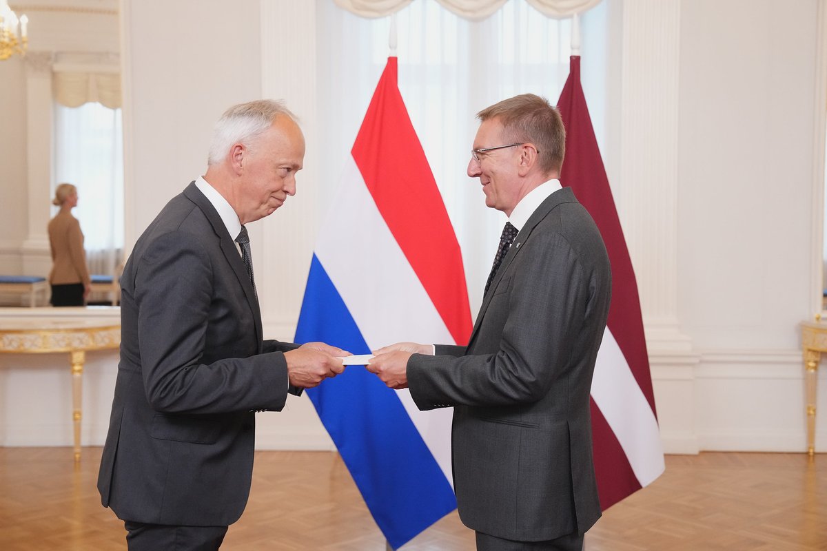 NLinLatvia's tweet photo. The new Ambassador of the Kingdom of the Netherlands to Latvia H. E. Carl Peersman presented his credentials to the President of the Republic of Latvia H.E. Edgars Rinkēvičs @Rigas_pils today. 🇳🇱🇱🇻 https://t.co/eo4un1FrkI