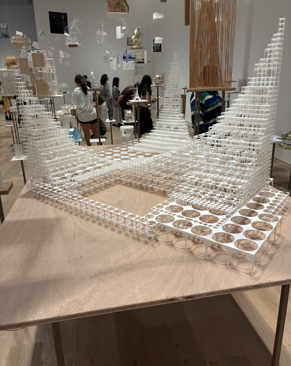 onemanturai's tweet photo. 森美術館
ダイナミックかつボリューミーかつユニークな建築模型の数々にお口あんぐり
境界を曖昧にする発想も凄い
あと、殴り書きのメモやノートもあって、藤本壮介さんの思考の流れや頭の中を覗けたのがとてもお得感ありました
高所からtokyoを見下ろせて、このビューを活かした展示もあった https://t.co/qyZcw8ShNB