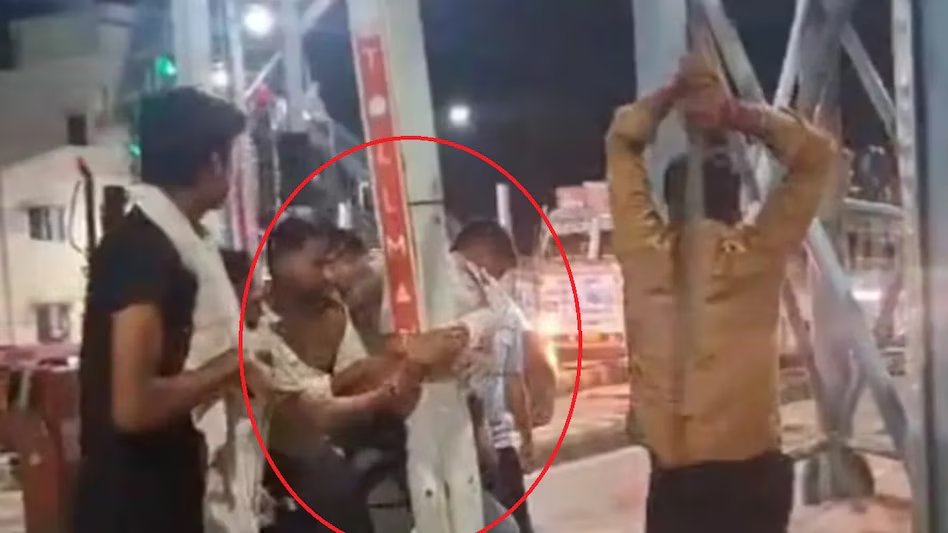 AajTak (@aajtak) on Twitter photo 20 लाख का जुर्माना, ठेका होगा रद्द, ब्लैकलिस्ट की तैयारी.... टोल एजेंसी पर NHAI का सख्त एक्शन, जवान से हुई थी मारपीट
#ArmyJawan #MeerutTollPlaza | <a href="/shivanipost/">Shivani Sharma</a>
पूरी खबर: intdy.in/fgrfds 20 लाख का जुर्माना, ठेका होगा रद्द, ब्लैकलिस्ट की तैयारी.... टोल एजेंसी पर NHAI का सख्त एक्शन, जवान से हुई थी मारपीट
#ArmyJawan #MeerutTollPlaza | <a href="/shivanipost/">Shivani Sharma</a>
पूरी खबर: intdy.in/fgrfds