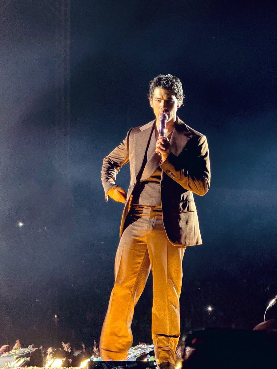 abrooks32's tweet photo. jonas brothers, hershey 🎡💜 https://t.co/NxN4gq60PX