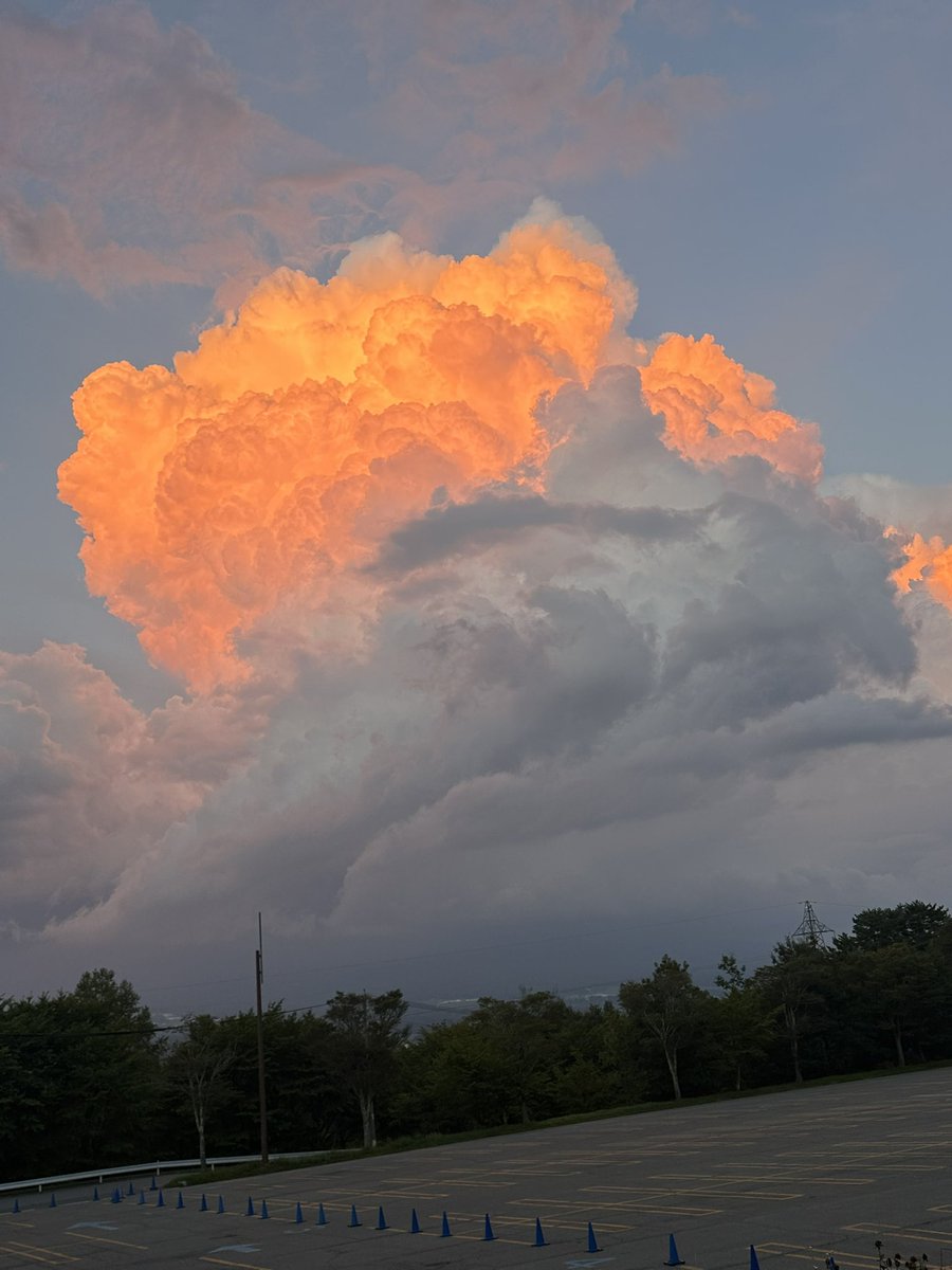 #僕らの夏休み
雲の様子がおかしいと思い注目してたら、デカい爆弾が落とされたようになった💣
 
 #富士見パノラマスキー場
 #八ヶ岳