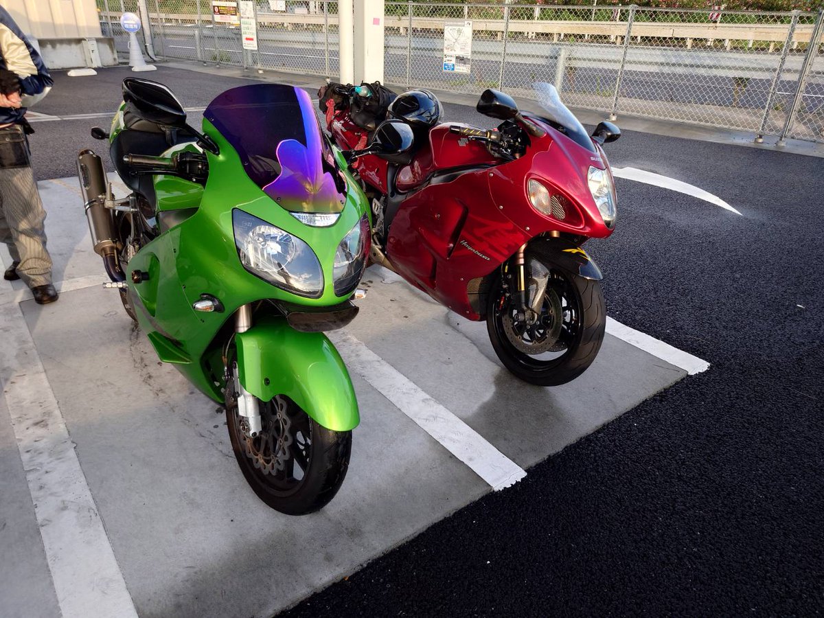 その昔、メーカーの威信を賭け最高速を競い合い話題になった2台でのんびりツーリング