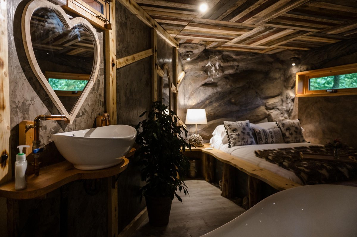 TheHolidayCots's tweet photo. ๐ก The Hobbity Tree House ๐ก
This charming hideaway blends whimsical design with modern comforts, creating a truly enchanting escape.
๐๏ธ Sleeps 2
https://t.co/yqMfeVMmF0
#HobbityTreeHouse #MagicalStay #UniqueGetaway #Escape #LuxuryTreehouse #WhimsicalRetreat @Kentcottholiday https://t.co/ILyoSI33DI