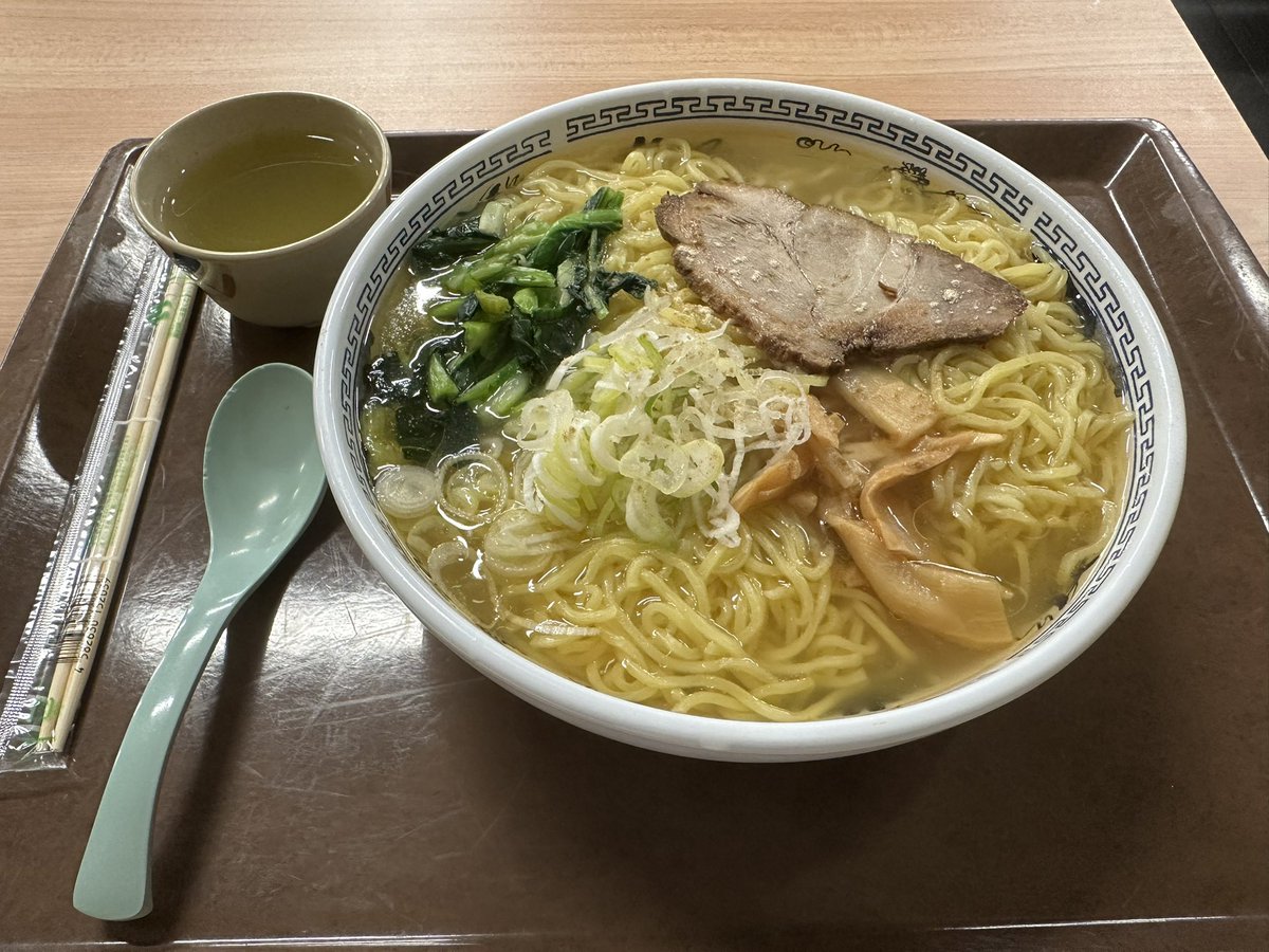 今日のお昼は学食で今日から提供のジャンボラーメン650円を食べたんだけど、受け取る時に笑いが出てしまった。
麺量3倍！持ってくれよ、ワシのカラダ！！
