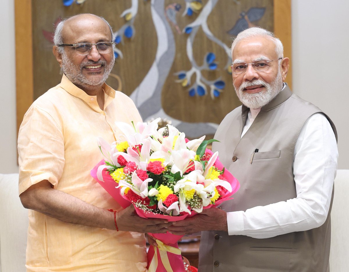 bstvlive's tweet photo. दिल्ली: PM मोदी से सीपी राधाकृष्णन ने मुलाकात की
➡NDA के उपराष्ट्रपति उम्मीदवार हैं राधाकृष्णन
➡पीएम मोदी ने सीपी राधाकृष्णन को बधाई दी
#NDA #pmmodiinuk @narendramodi @CPRGuv https://t.co/PT1mLUviOO