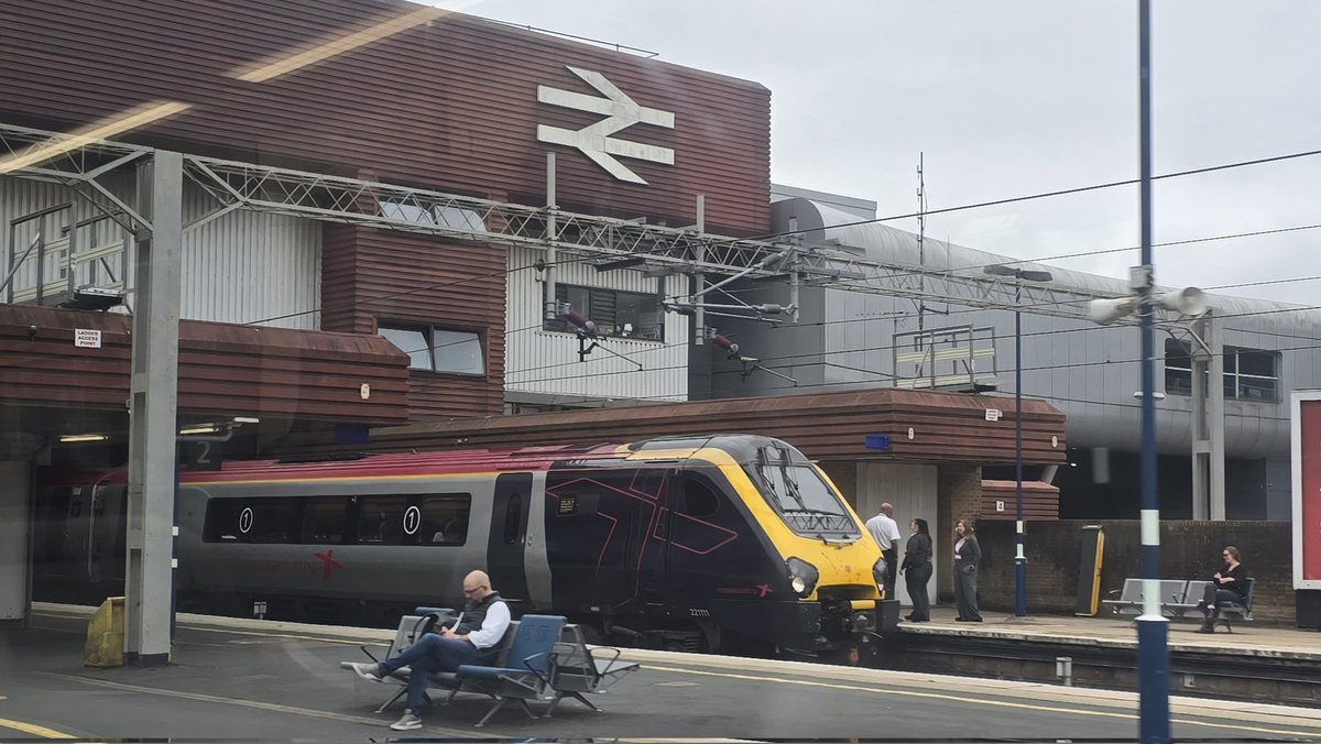 DanSpotter86's tweet image. Heres a shot of @CrossCountryUK Class 221111 seen here at Birmingham  International station working the 1M30 Bournemouth to Manchester Piccadilly on 18/08/25. #Crosscountry #Class221 #Birmingham #BirminghamAirport #BirminghamInternational #Airport #1M30