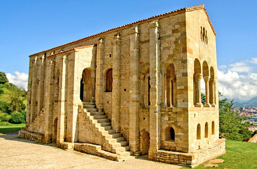 fagotadovd's tweet image. A veces creemos que todo ha permanecido igual con el paso del tiempo, pero no siempre es cierto. Así se veía la Iglesia Prerrománica de Santa María del Naranco hace cien años.