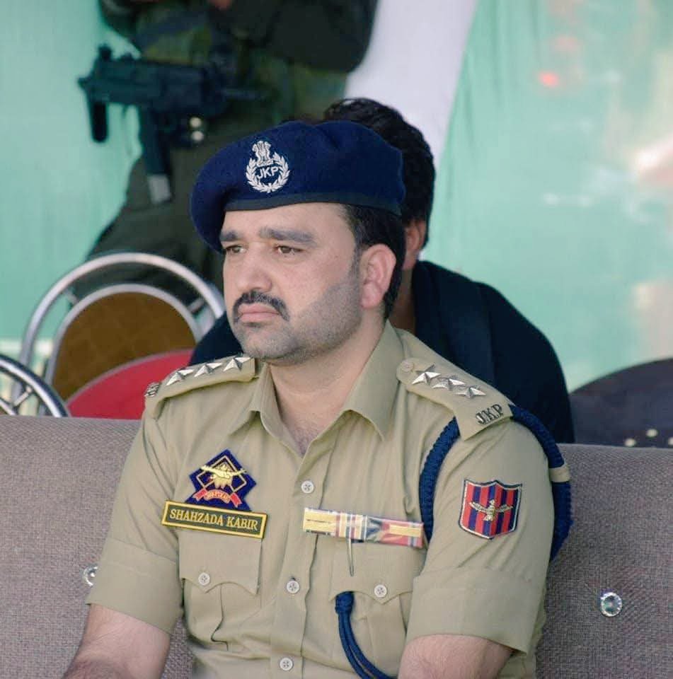 Morningsteorra's tweet photo. Overjoyed to witness your elevation to the esteemed rank of Superintendent of Police. Having served under your stewardship, I know this honour mirrors your unwavering dedication, discipline and leadership. Congratulations @shahzadakabir2 Sir on this richly deserved milestone!! https://t.co/Xk0uev4c8D