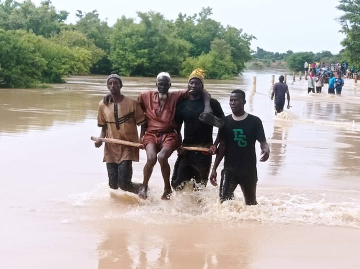 Alerte montée des eaux
Risque accru sur plusieurs cours d’eau :
12/08 : Mouhoun (Manimenso)
15/08 : Beli (Tinakoff)
17/08 : Nazinon (Dakaye)
19/08 : Grand Balé (Pâ)
Prudence : suivez les consignes, évitez les crues, trouvez un lieu sûr.
 DGRE | 📸 lefaso.net