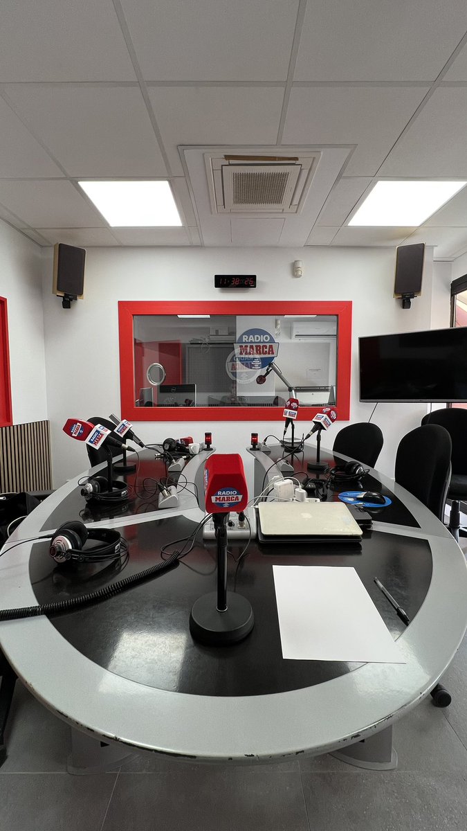 rmarcasevilla's tweet photo. 🔛 Hoy arranca la nueva temporada de Directo Marca Sevilla.

🕐 De 13:00 a 14:00 volvemos con el análisis de la 1ª jornada de liga, las noticias del mercado y mucho más.

📻 Puedes escucharnos en el 94.0 FM, en la APP de @RadioMARCA o en https://t.co/n33vh3DSMA

🤝🏻 ¡No faltes! https://t.co/iH4wRD7hqi