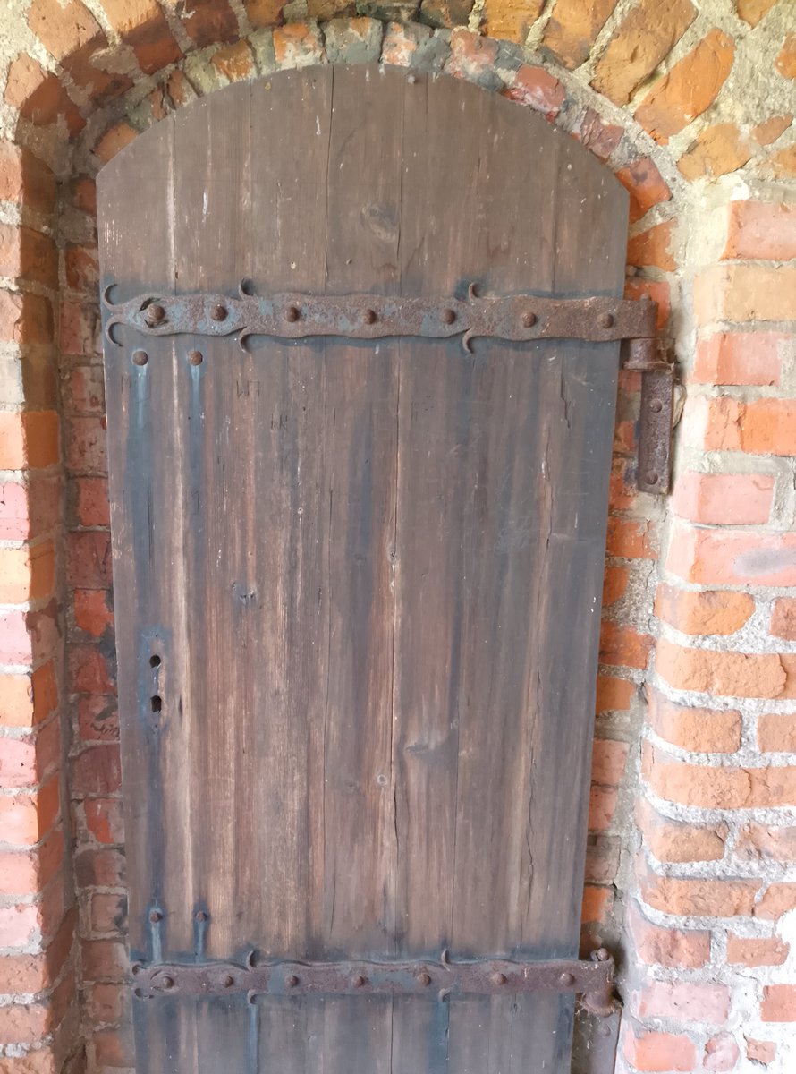 BergonziBen's tweet photo. 'Hayden, dressed as a maid, was making her way along the battlement gangway, a long wooden platform built onto the inside of the old wall.
At the end of the gangway three steps led up to a closed oak door with iron studs, with a big keyhole. There was no handle.'
#ACruelCorpse https://t.co/iX43veWqRN