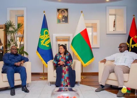 (SADC) tient depuis mardi 12 août 2025 un Conseil des ministres à Antananarivo. a surpris les participants en étant représentée à ces assises par deux ministres  de L’INTÉGRATION RÉGIONALE. Il s’agit du sortant, Didier Mazenga,  l’entrant, Floribert ANZULUNI.