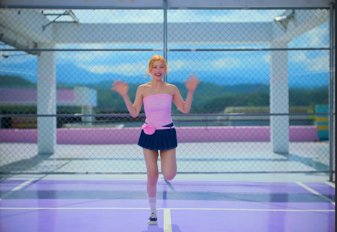praisewitch's tweet photo. the saturation level kpop needed https://t.co/GlItXkSX21