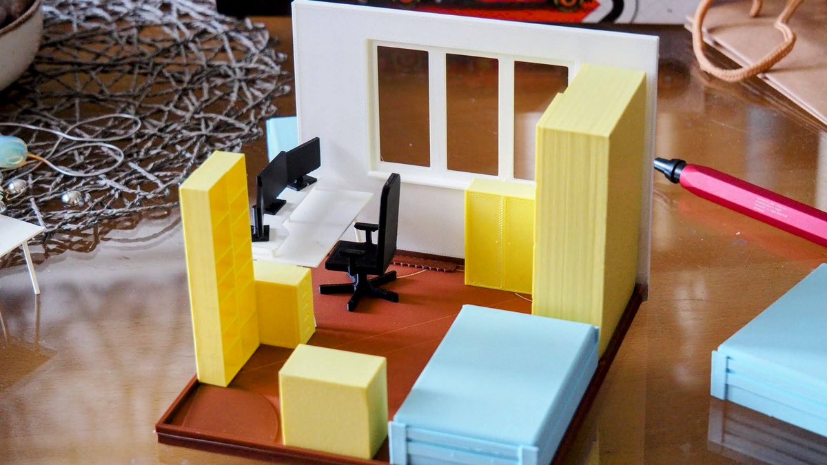 Vyzkoušeli jsme další využití 3D tisku: vymodelování pokoje a hrátky s možným novým uspořádáním. Aneb manželka získala domeček pro panenky. 
Zjišťuju že všechno jde v Onshape vymodelovat celkem lehce, dokonce i kancelářská židle.
