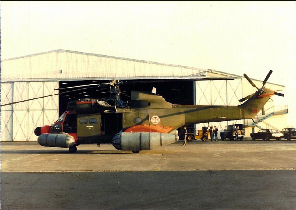 avioesFAP_hist's tweet photo. Uma rara imagem de um SA 330 Puma com os flutuadores ativados. Este Puma, ao serviço da Esquadra 752 (BA4, Lajes), ostenta o esquema de pintura utilizado pela frota entre o final da década de 1970 e início da década de 1980 #searchandrescue #buscaesalvamento #forcaaerea https://t.co/tJdyyY5so3