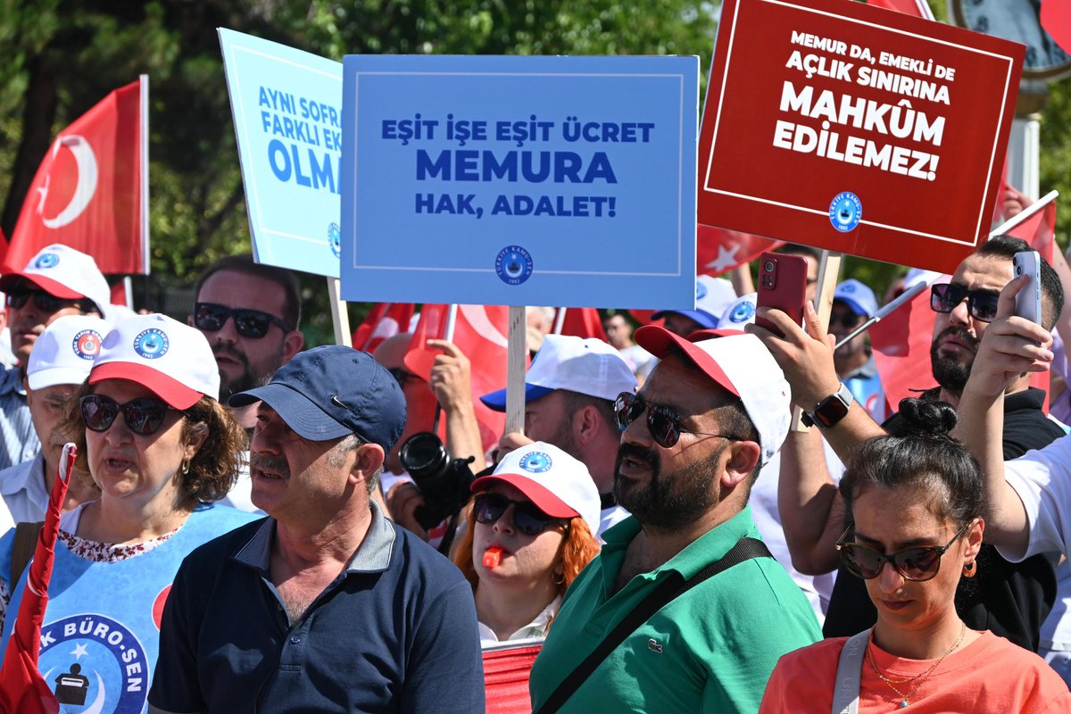 Zafercelik23's tweet photo. 💢Başkent Ankara ve tüm illerimizde eş zamanlı olarak iş bırakıyoruz. 
Hazine ve Maliye Bakanlı’ğı önünden bir kez daha ses yükseltiyoruz!

💢Adil, hakkaniyetli ve insanca yaşamaya yetecek kadar bir ücret istiyoruz! https://t.co/owipb6zEU7