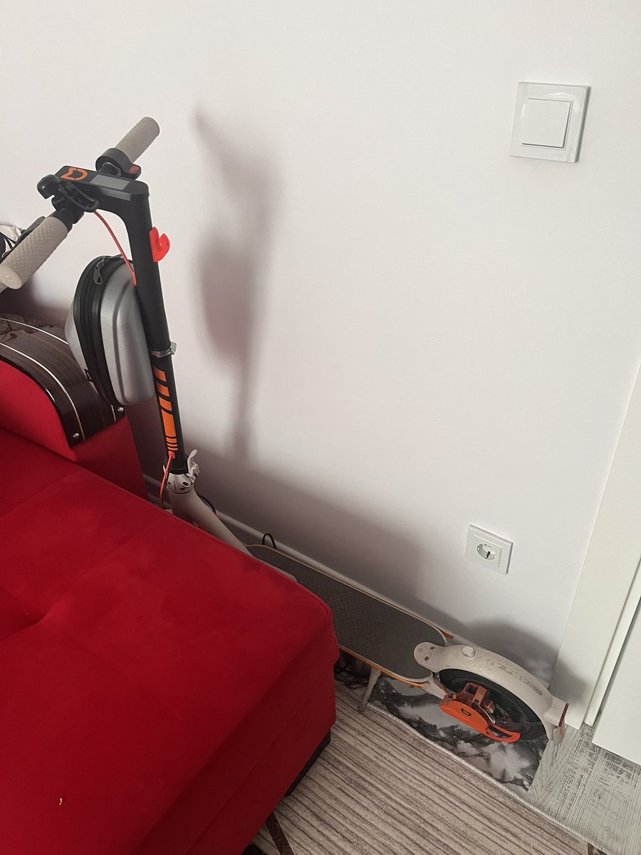 linuxcu's tweet photo. @fkadev motosikletim olmasına rağmen odamdaki baş tacım, mahalle arası ekmek almaya, nalbura gitmeye… aracı servise bırakıp kendisiyle eve dönmüşlugum bile var. hafif ve 20 km menzilli. 13 kg gibi toplu taşımaya bile elde sokulabilecek ağırlıkta. 3 senedir beraberiz, xiaomi 3 lite :) https://t.co/VIktdi0YVP