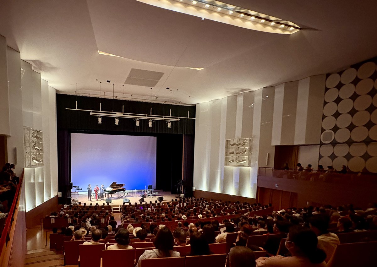 matsutake1001's tweet image. 昨日は、能登の珠洲でのチャリティーコンサート。
超満員のお客様、全国各地からありがとうございました。地元の皆さんも楽しんでいただけましたでしょうか？
ミュージシャンの皆さん、稲垣潤一さんにも感謝です😃
有難うございました♪
#稲垣潤一　#松原健之　#ラポルトすず