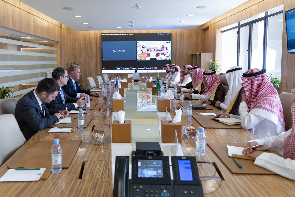 malkassabi's tweet photo. اجتمعت اليوم بمعالي وزير التجارة والاستثمار والزراعة النيوزيلندي السيد تود مكلاي، وناقشنا تطوير تعاوننا التجاري، واستثمار الفرص في القطاعات الواعدة بين بلدينا الصديقين. https://t.co/rrOjFO245z