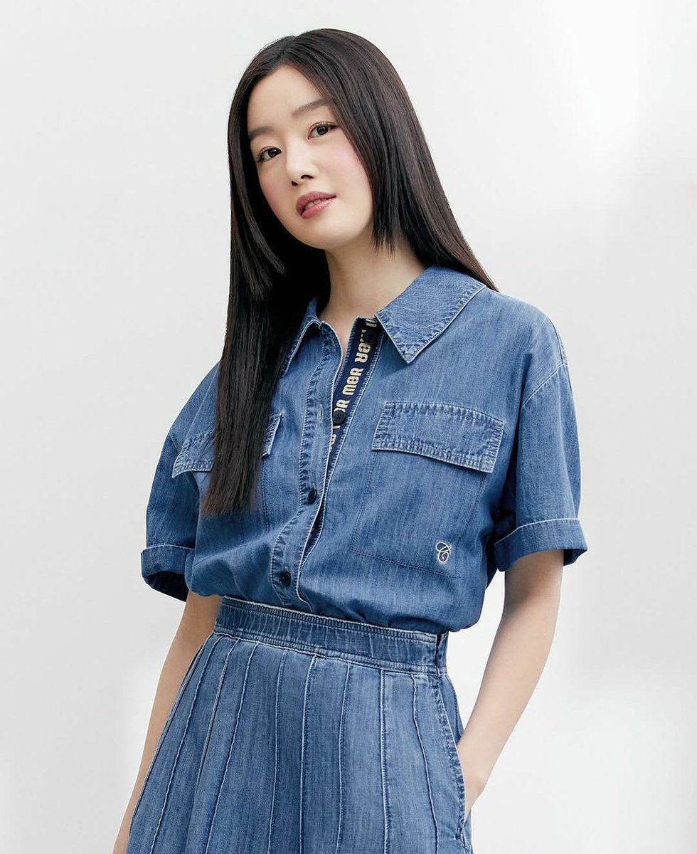 seonhwaholics's tweet photo. 💙HAN SUNHWA #COMPAGNA #꼼빠니아 #25SS DENIM PHOTO RELEASE💙

더운 날씨에도 스타일을 포기할 수 없다면 데님 투피스 셋업을 매치해 보세요.
•셔츠 #CAFU5WDB200
•스커트 #CAFU5WDS200

#HanSunhwa #HanSeonhwa #Sunhwa #Seonhwa #한선화 #shh_daily #인스타그램 #스토리 https://t.co/kwHR9pF8Cb