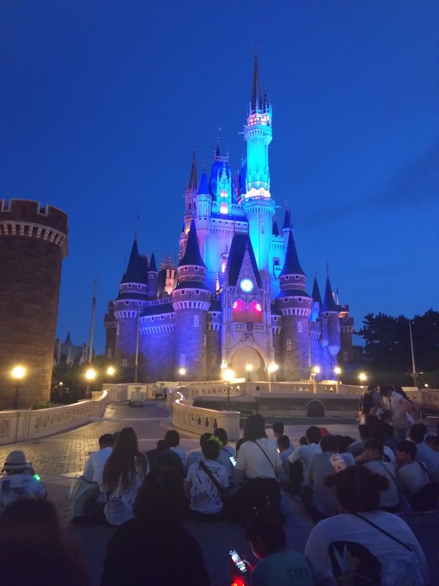 smile_girasole's tweet image. ディズニーランドでずっと観たかったリーチフォー・ザ・スターズに待機中！✨
奮発してバケーションパッケージにしたからシンデレラ城がめちゃ近い🤣楽しみだぁ！