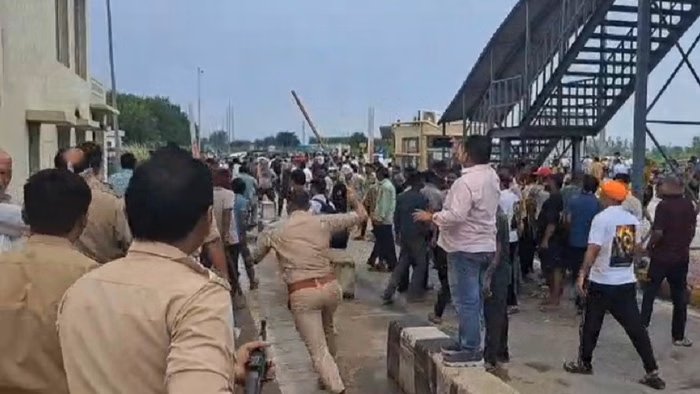 मै ने पहले ही कहा था कि ये टोल वाले स्थानीय थानेदार से सेटिंग रखते हैं और उनकी शह पर गुंडई करते हैं। 
जब ये टोल वाले किसी आम नागरिक को दौड़ा दौड़ा कर मारते हैं, तब पुलिस पहली बात कभी जल्दी आती नहीं, और अगर आती है तो टोल वालों का ही पक्ष लेती है। 
कई बार इन टोल वालों से जाम को