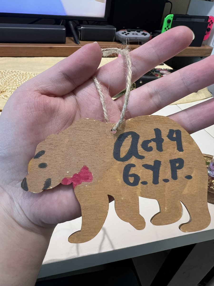 blessedtraveler's tweet photo. @ActFour_GYP Just got home so I can gush about some of my @ActFour_GYP haul!! 🤩

- Love the handmade companion bracelets! 🥹
- Decorated a bear ornament! 🐻
- Thank you to @hpschawks for the adorable parasite~ 🪱
- Had to laminate @crimzonrite's Halsin's print as soon as I could!! 😍 https://t.co/u6uLIJSGrw