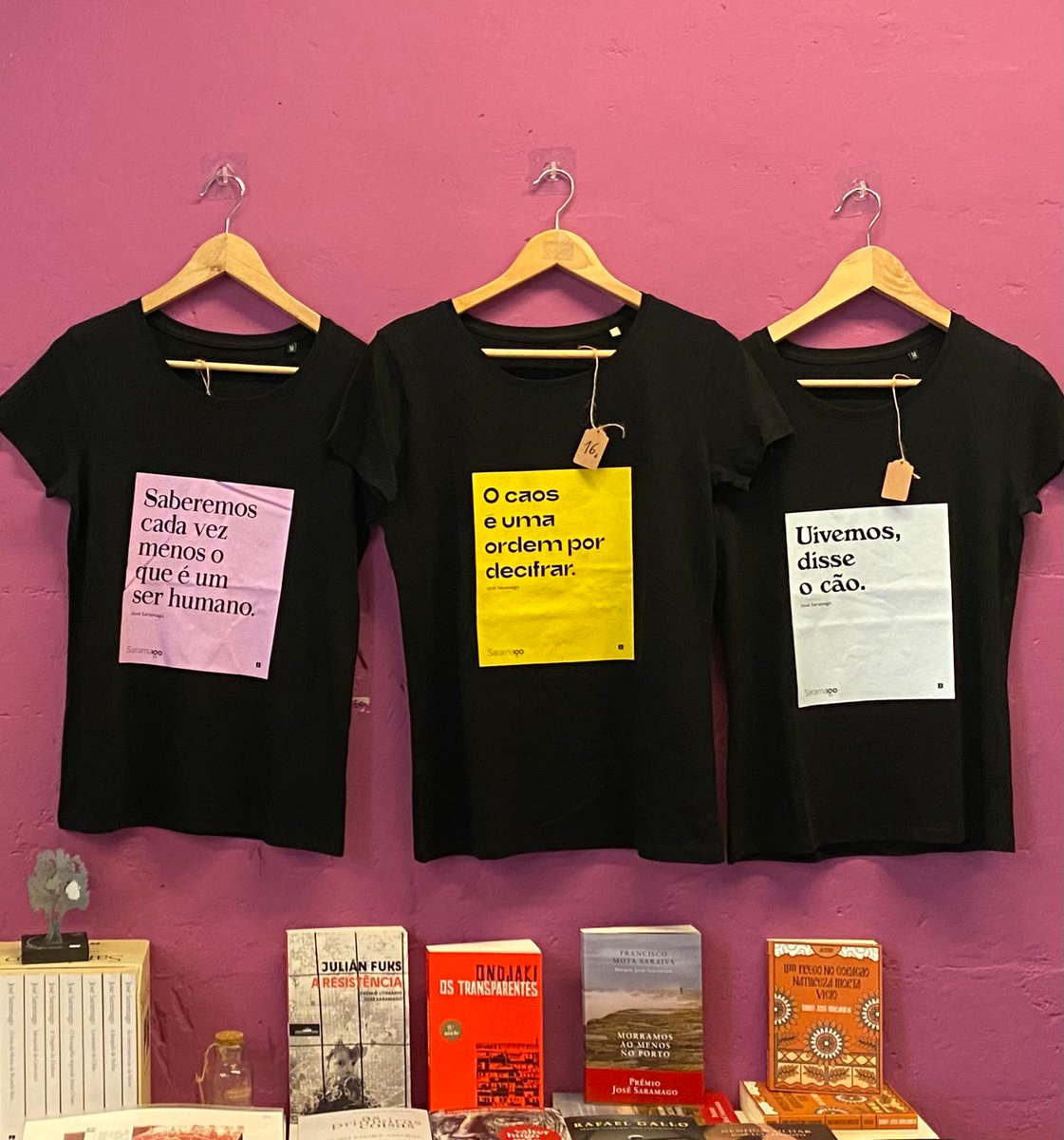 Já conhecem as t-shirt e os sacos da Fundação José Saramago?
Estes e outros produtos podem ser adquiridos on-line através do nosso site (josesaramago.org/loja/) e também na loja da FJS na Casa dos Bicos