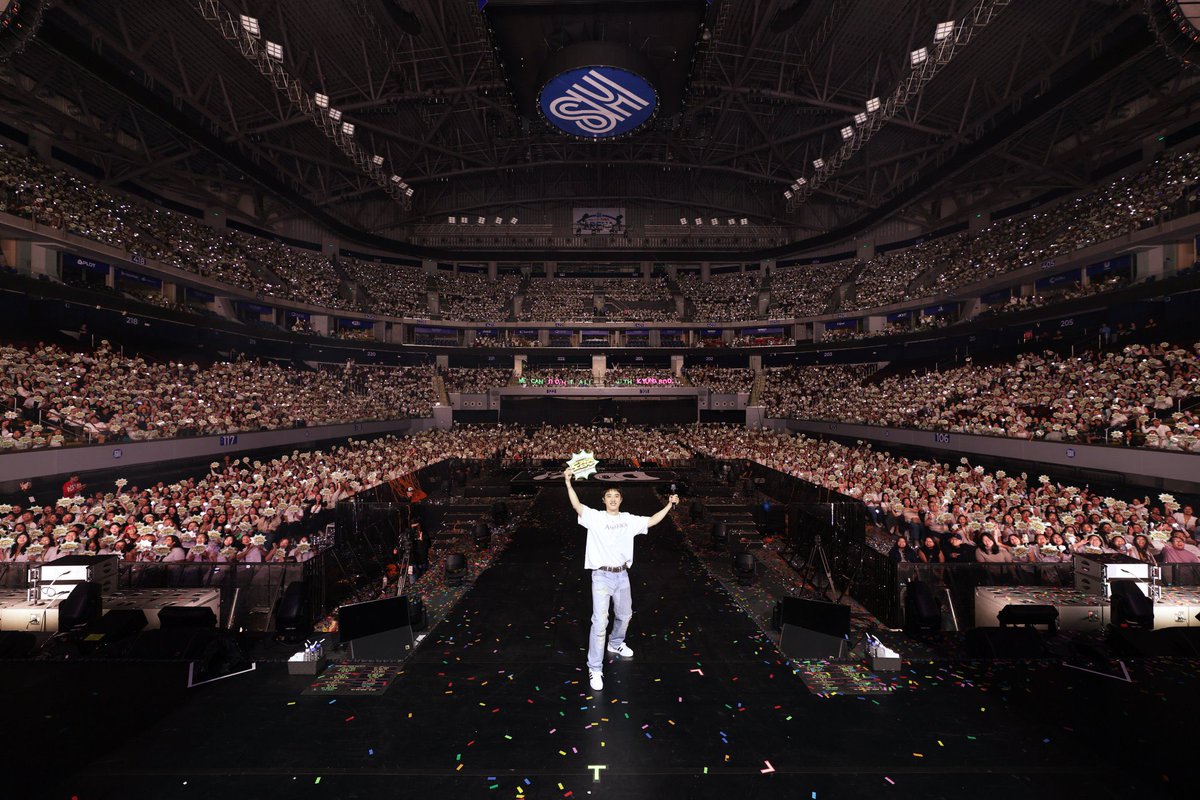 aemsoo's tweet photo. Kyungsoo you are always welcome in Manila! 🩷🩵💚 https://t.co/dUpvqyNjdp