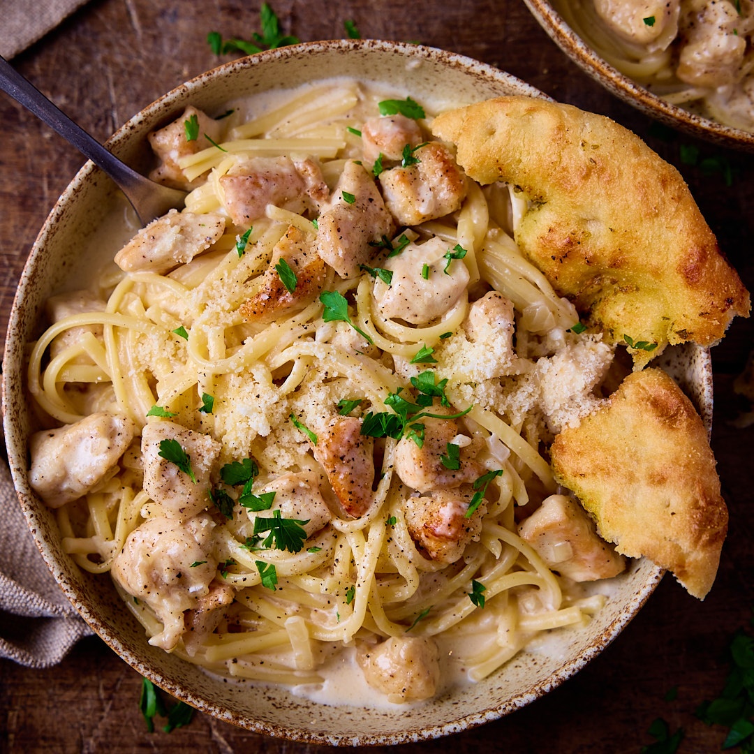 KitchenSanc2ary's tweet image. Garlic Parmesan Chicken Pasta

Juicy pan-fried chicken served in a creamy, garlic parmesan sauce with linguine. It's comforting and oh-so-tasty. Ready in about 25 minutes!

kitchensanctuary.com/garlic-parmesa…
#quickrecipe #familydinnerideas #foodie
