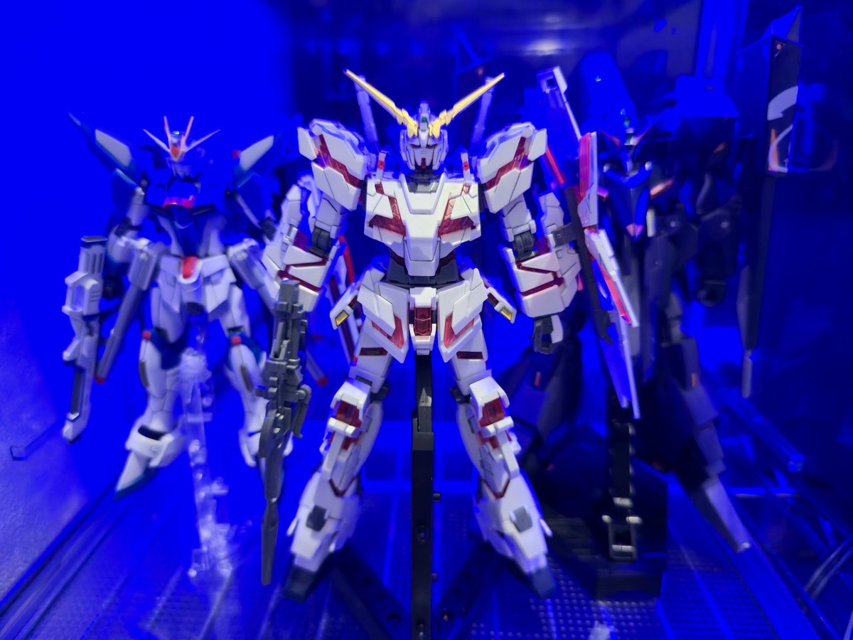 NO.7
1/144  HG UNICORN GUNDAM
[DESTROY MODE]

連休前に組終えたけどコロナで寝込んでましたので放置してた子です。

素組+掘り直し後墨入れ+一部マーカー塗装(アンテナ・バーニア等)

サイコフレームが綺麗だね

#ガンプラ好きと繋がりたい
#ガンプラ
#ユニコーンガンダム
#素組
