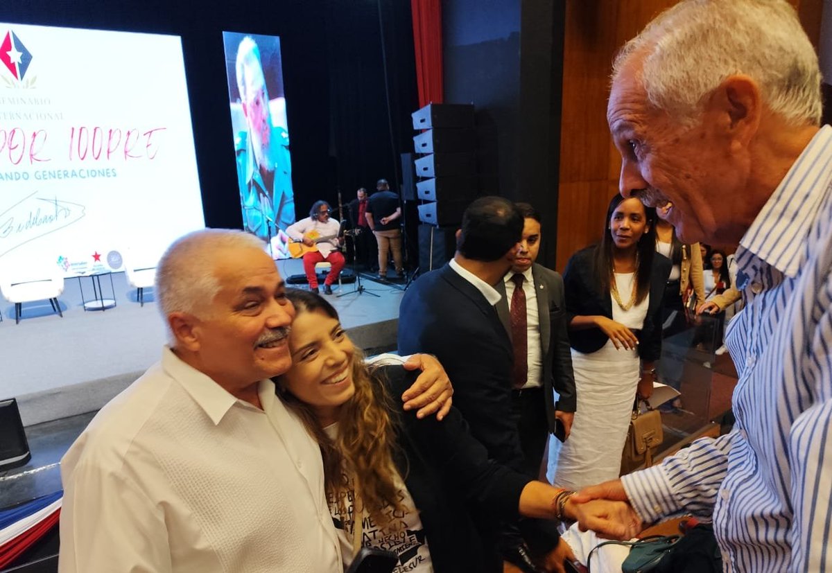 Guerrerotony161's tweet photo. Patricia @pvillegas_tlSUR , Directora de @teleSURtv , entre dos embajadores cubanos. 
La foto que tomé lo dice todo.
#FidelPorSiempre https://t.co/vIjHjrsWCp