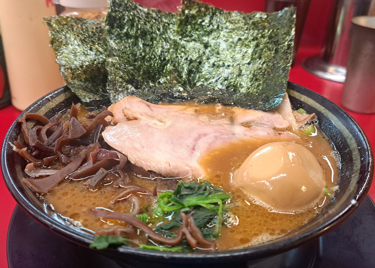 王道家直系IEKEI TOKYO
チャーシュー麺
半分(味玉)
キクラゲ

王道家さんのＸ見て、8月から休みなしとの事で、もしかしてまだ知れ渡っていないのでは？と思い17時頃に訪問。予想は的中で並ばずに入れました😃
こんな美味しいラーメン並ばずに食べれるなんて最高‼️
皆さん月曜日狙い目ですよ～