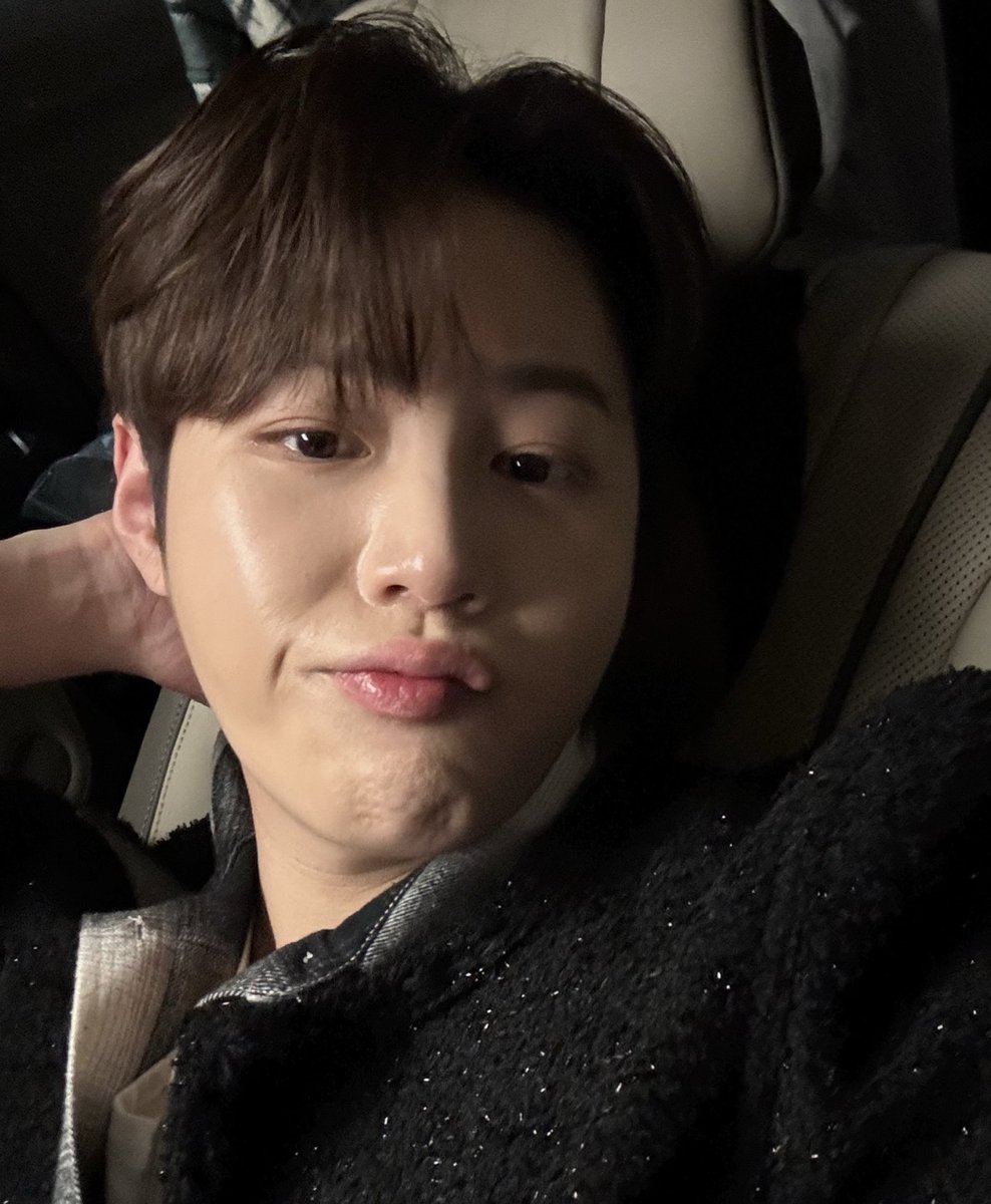 하성운은 짧머 미모가 미쳤긴해...(ㅋㅋㅋ)
근데 적당히 짧은 그 동그란 두상 만들 수 있는 머리 길이(?)