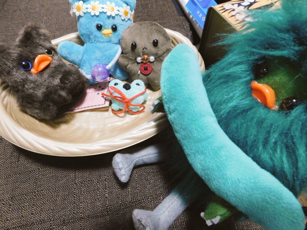 RitaYayla's tweet photo. ぬい仲間たちに
キュウリを振る舞おうとして
いるキューちゃん🥒🐥<タベルカ?
#GUUFRIENDS #KUME #ぬい撮り
#ForeverloveKUME https://t.co/YPxpXBmyx8
