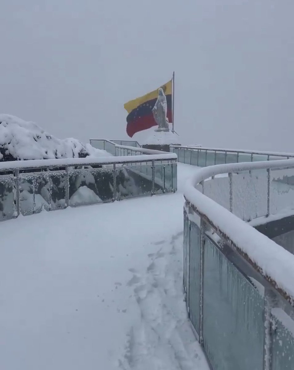 2001OnLine's tweet image. #Mérida ☃️❄️🥶Nevada cubrió de blanco el Pico Espejo en el estado Mérida este domingo. #18Ago
📸Mérida