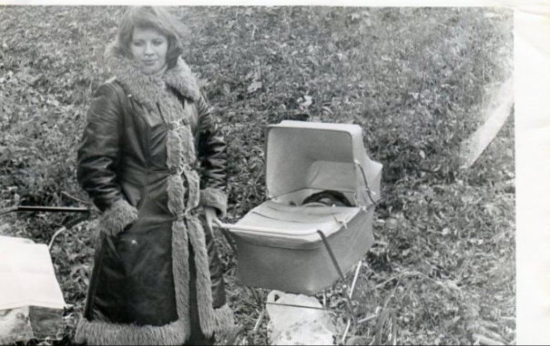 Это моя мама. 20 лет назад в этот день она умерла от инсульта. Ей было 46 лет. Мама, я скучаю. Обнимите своих от меня, если ещё можете.