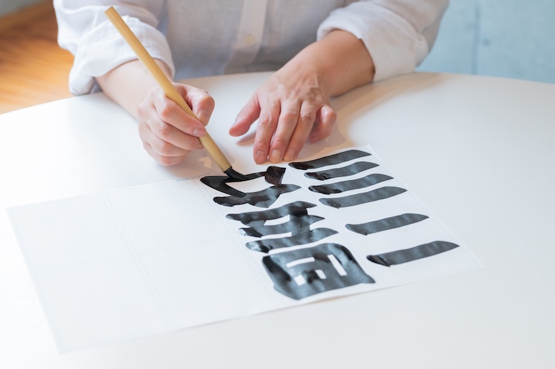 「寄席文字」の世界おもしろい。手書き文字の技術が代々継承され続けてるんだな〜。勘亭流もそうなんだ。

落語の舞台を支える「寄席文字」。女性寄席文字職人が描く、江戸の粋
e-aidem.com/ch/jimocoro/en…