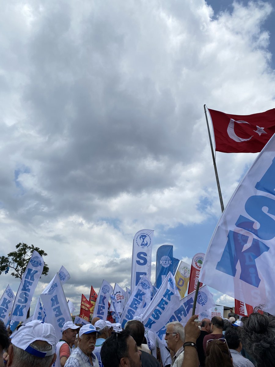 #MemurAnkaraYolunda 
Bu dünya öküzün boynuzunda değil ellerinizin üstünde duruyor