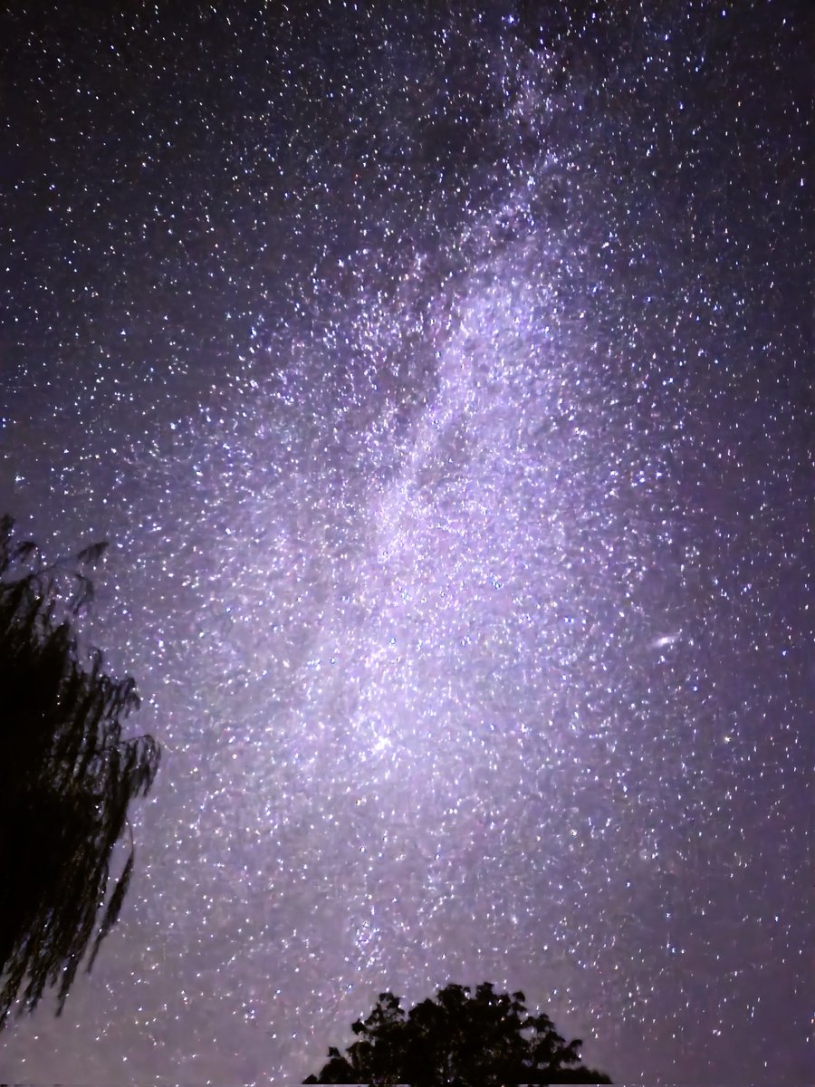🌌 Les vacances à la campagne, c’est aussi profiter du ciel nocturne.
Hier soir, du côté de Saulx (près de Vesoul), le ciel était exceptionnellement clair ✨
Le couvercle de canicule étant presque levé, toutes les conditions étaient réunies pour immortaliser la Voie lactée 🌠
📸