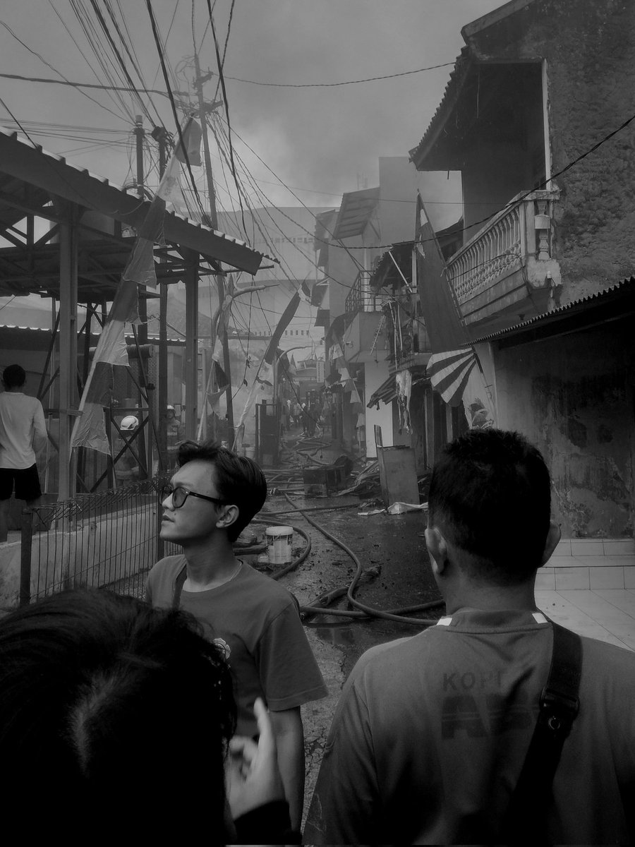 pandaibersin's tweet photo. Kebakaran di jl cilentah dan Ancol timur, kota Bandung https://t.co/bWvZUO4zSj