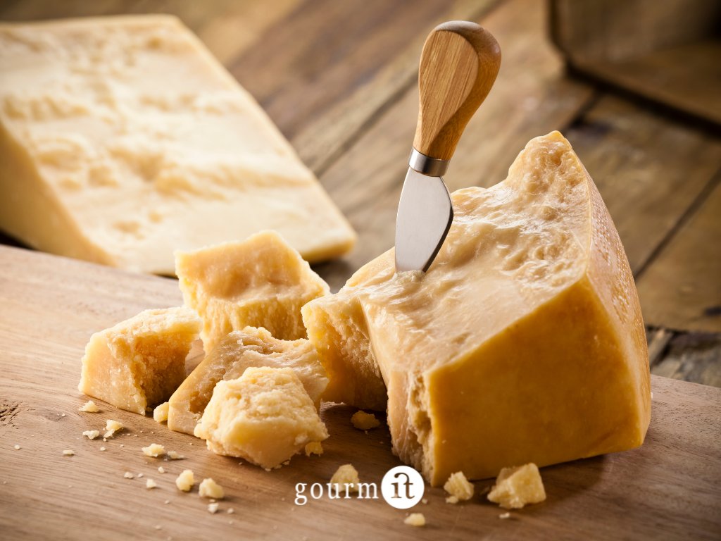 gourmit_'s tweet photo. Cheese in summer? ✅
Go for aged varieties: they release their full aroma at room temperature, and are perfect for boards and salads.

Parmigiano Reggiano &amp; Pecorino are your summer allies 🧀☀️
Here's the link to find out more!
https://t.co/cjedWiZP6g 

#FoodTips #Summer #Cheese https://t.co/WPDyMLxvEK