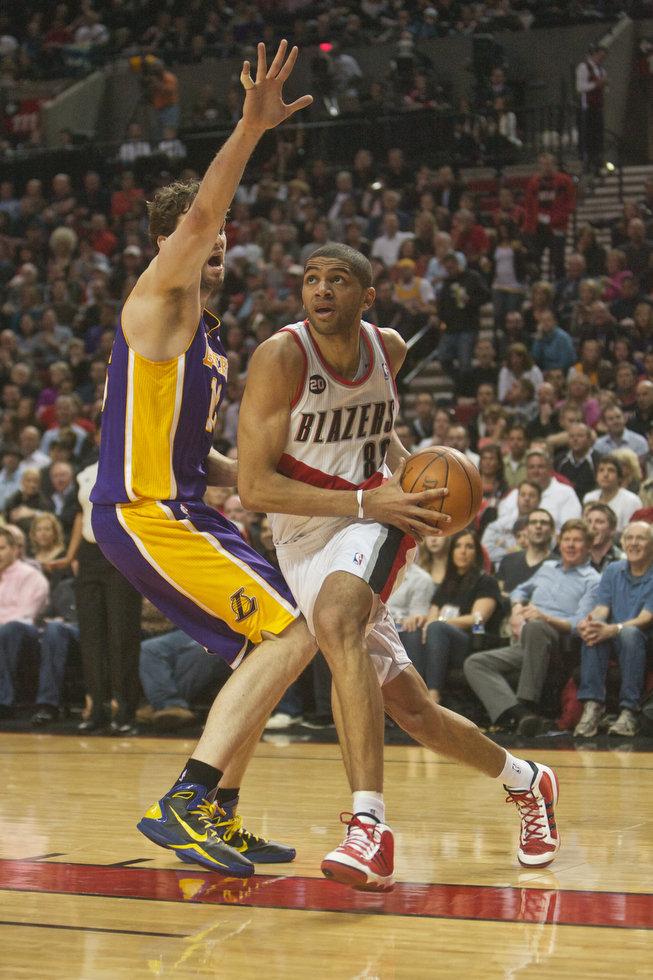 RaconteTaNBA's tweet photo. 🎙️ Nouvel épisode dispo !

Aujourd’hui, on part à Portland 🔥

@AmandineB__  nous raconte son premier match NBA (Blazers vs Lakers en 2011) et comment elle est tombée amoureuse des Blazers ❤️🖤🤍

👉 Écoute ici : https://t.co/Jq1mQDJ1r1

#RipCity #PodcastNBA #Blazers https://t.co/zcueeRw0Mi
