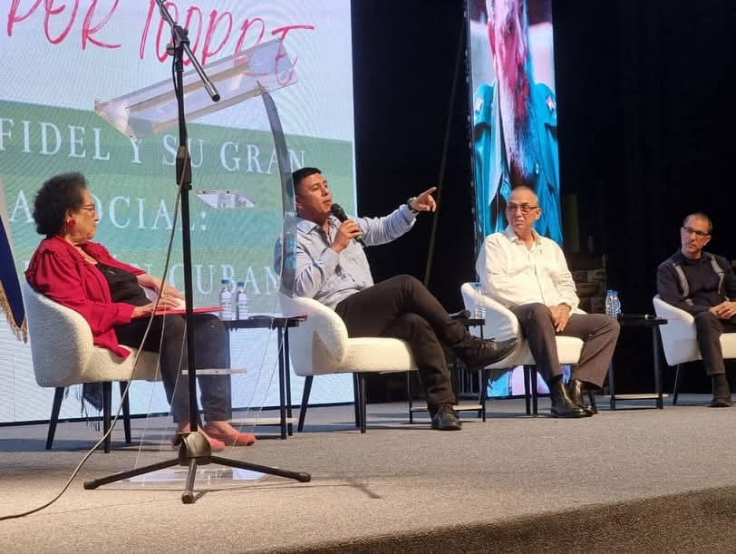 Guerrerotony161's tweet photo. María León, chavista, fidelista y revolucionaria de corazón.
Un gran honor haber estado con ella en el panel del Seminario Internacional
 #FidelPor100pre https://t.co/MRCgr2HtHx